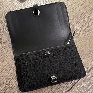 Like new Hermes black dogon duo wallet in black togo leather in palladium HW